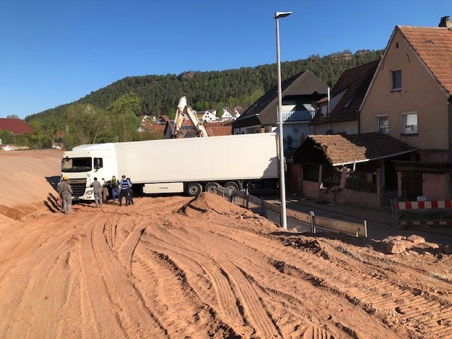 POL-PDPS: Sattelzug fährt sich in Baustelle fest und beschädigt Carport