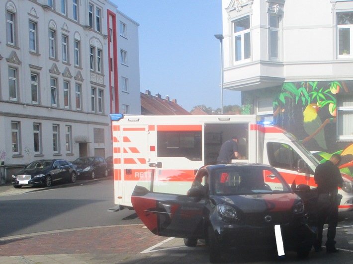 POL-WHV: Verkehrsunfall in Wilhelmshaven - Auffahrunfall (FOTO), zwei Fußgänger betroffen, beide leicht verletzt
