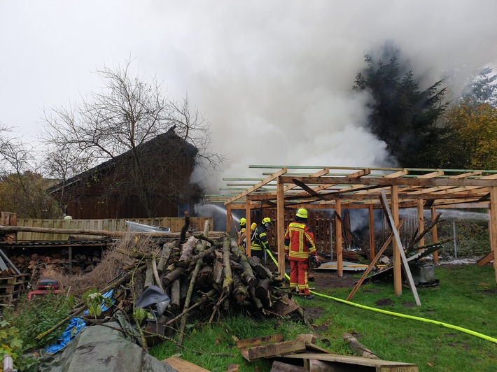 FW-RD: Wohnhaus- und Carportbrand in Timmaspe (Kreis Rendsburg-Eckernförde)