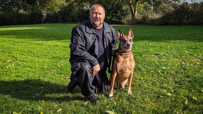 POL-BO: Gemeinsamer Ruhestand: Diensthundführer Frank Karkowski und Polizeihund Günni gehen in Pension