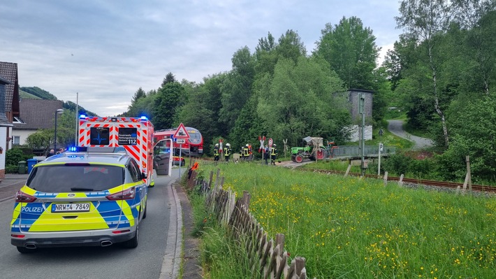 FF Olsberg: Traktor von Zug erfasst