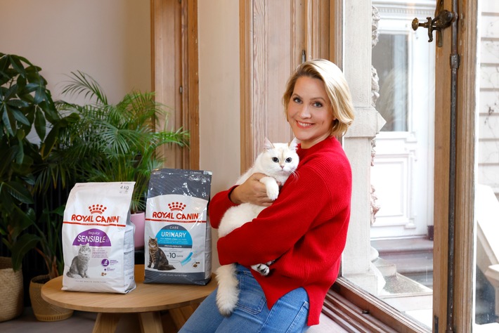 TV - Moderatorin Judith Rakers mit ROYAL CANIN© URINARY CARE,ROYAL CANIN© SENSIBLE / Weiterer Text über ots und www.presseportal.de/nr/176449 / Die Verwendung dieses Bildes für redaktionelle Zwecke ist unter Beachtung aller mitgeteilten Nutzungsbedingungen zulässig und dann auch honorarfrei. Veröffentlichung ausschließlich mit Bildrechte-Hinweis.