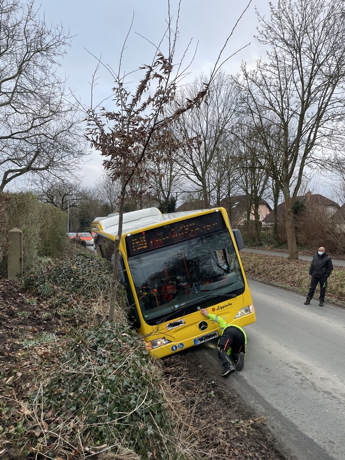 FW Lage: TH 2 P-klemmt 2: VU mit Bus und mehreren Personen - 15.02.2022 - 7:46 Uhr