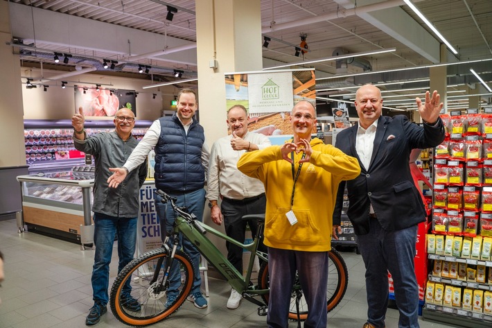 Presse-Information: Glückliche Gewinnerin eines E-Bikes