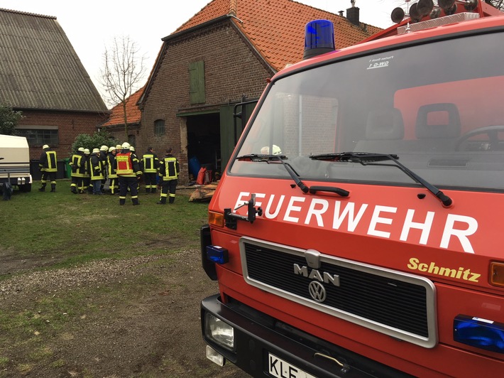 FF Goch: Feuerwehr pumpt Heizöl ab
