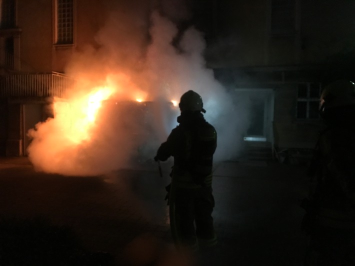 FW-BOT: Laubenbrand in der Stadtmitte