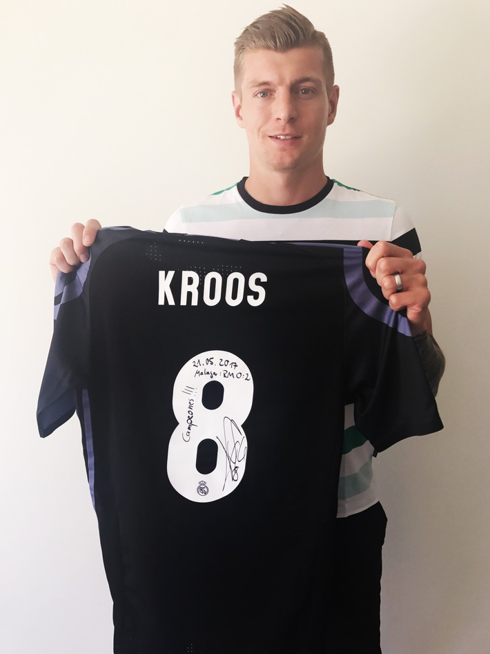 Toni Kroos zeigt Herz für schwerstkranke Kinder / United Charity versteigert das getragene Meistertrikot des Fußballstars für den guten Zweck