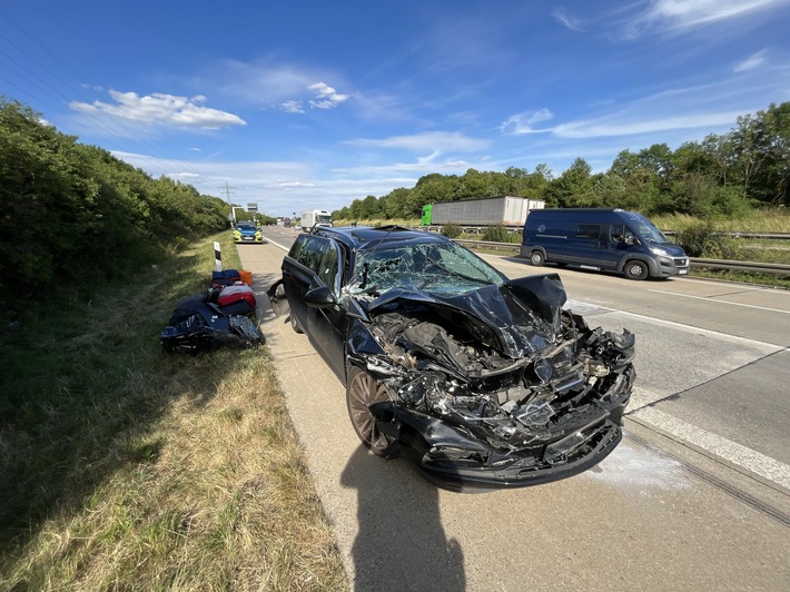 API-TH: Pkw zwischen zwei Lkw eingequetscht, drei Personen verletzt