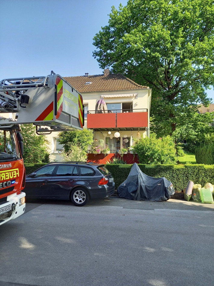 FW-EN: Vermutlich Fettbrand in Wohnung - Rauchmelder schlagen Alarm - Bewohnerin bleibt unverletzt