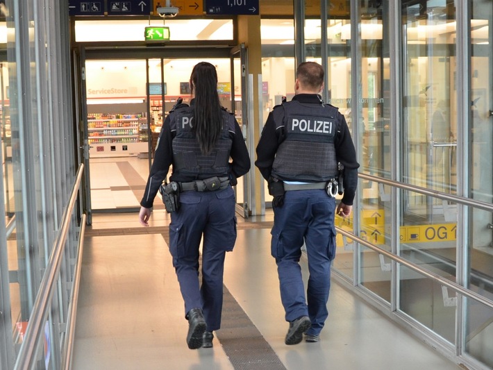 Bundespolizeidirektion München: Hauptbahnhof Regensburg: Betrunkener belästigt zwei Frauen sexuell