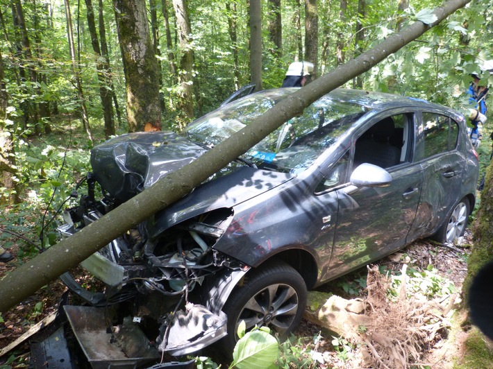 POL-GM: 25072018-829: PKW prallt gegen Baum - Fahrer verletzt