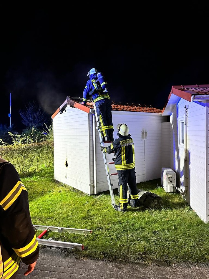 FW Datteln: Brennende Sauna alarmiert um 19:38 Uhr die Feuerwehr