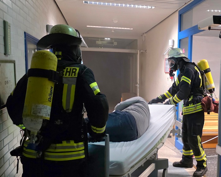 FW Celle: Feuer in Kinderklinik und Verkehrsunfall - die Celler Feuerwehr übte heute den Ernstfall im AKH und auf dem Wilhelm-Heinichen-Ring!