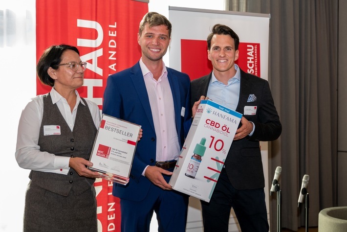 Maria Akhavan (Rundschau) überreicht den Preis zum Bestseller des Jahres 2021 an Geschäftsführer Florian Lorenz und Christopher Martens (beide Hanfama)