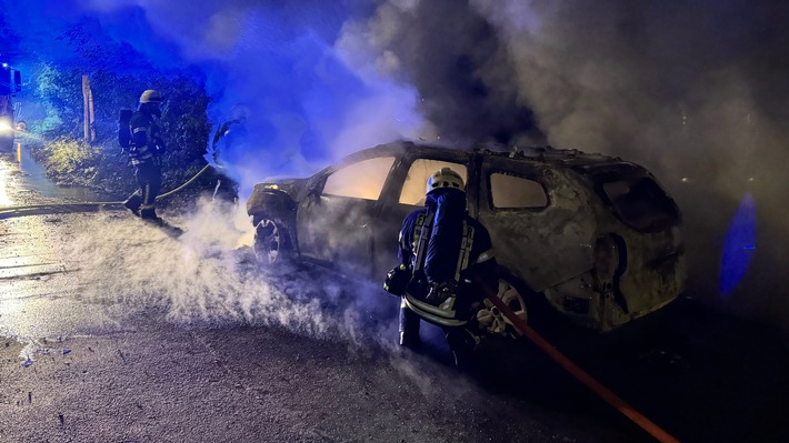 FW-MH: PKW-Brand auf der Wienenbuschstraße greift auf weiteres Fahrzeug und Waldstück über - Feuerwehr verhindert Ausbreitung