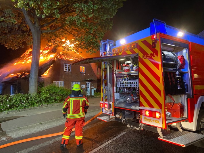 FW-SE: Dachstuhlbrand eines Reetdachhauses in Kaltenkirchen