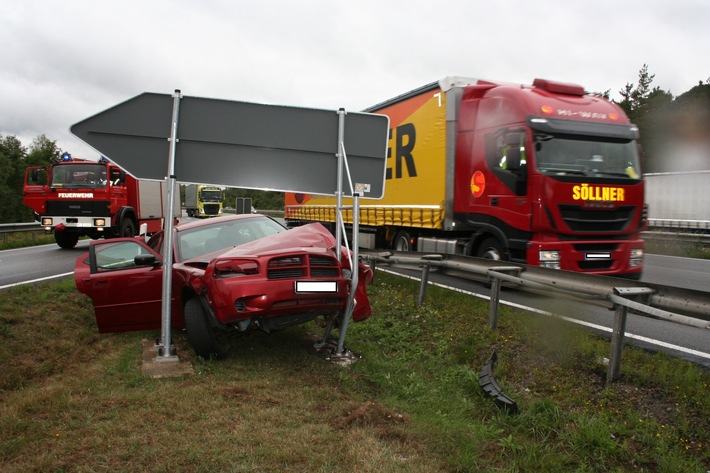 POL-PDKL: A6/Kaiserslautern, Gegen Ausfahrtschild geprallt