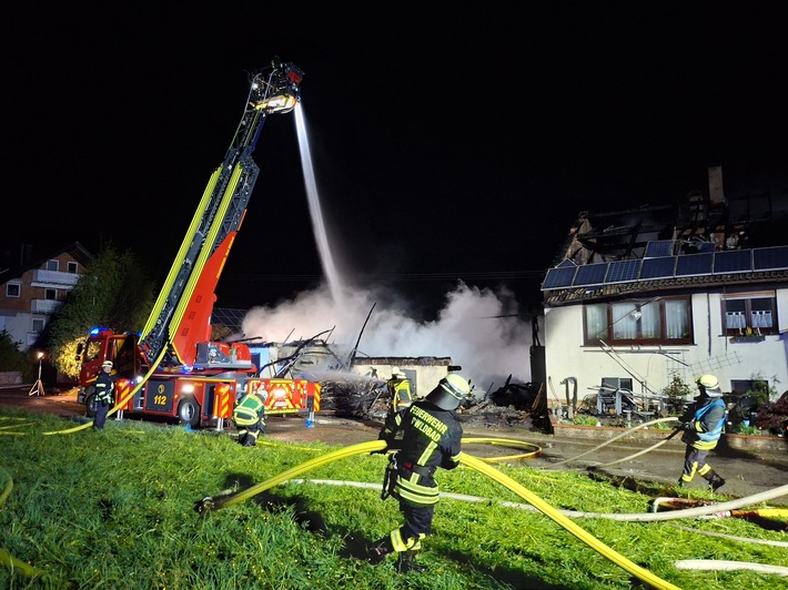 KFV-CW: Brand nach Blitzschlag zerstört Wohnhaus und Stallungen / 6 Pferde vor Flammen gerettet/Wasserversorgung zusammengebrochen