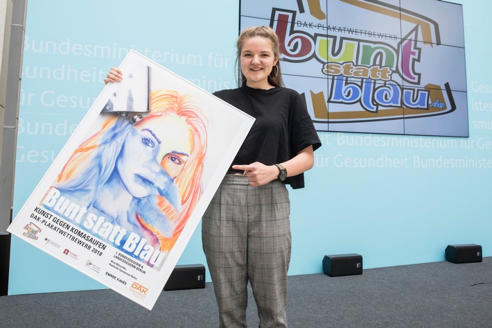 Komasaufen: Berliner Schülerin gewinnt DAK-Plakatwettbewerb "bunt statt blau" 2018