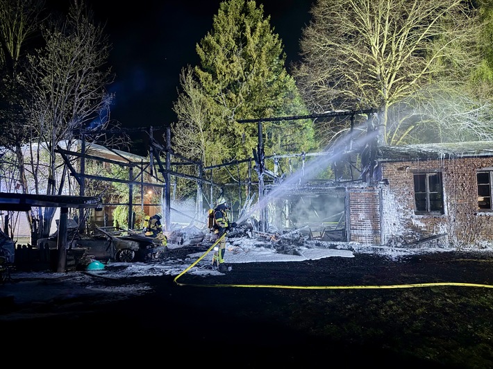 FW-E: Brand von Holzunterstand und Carports in Bochold - Mehrere Fahrzeuge brennen aus