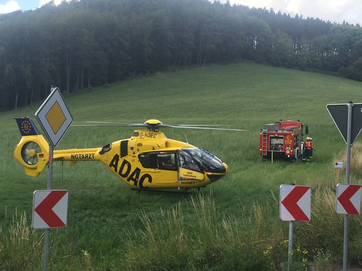 FW-EN: Motorradfahrerin stürzt 15 Meter die Böschung herunter