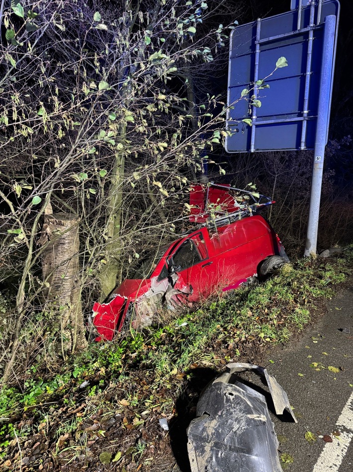 FW-EN: Kleintransporter rutscht Böschung hinab