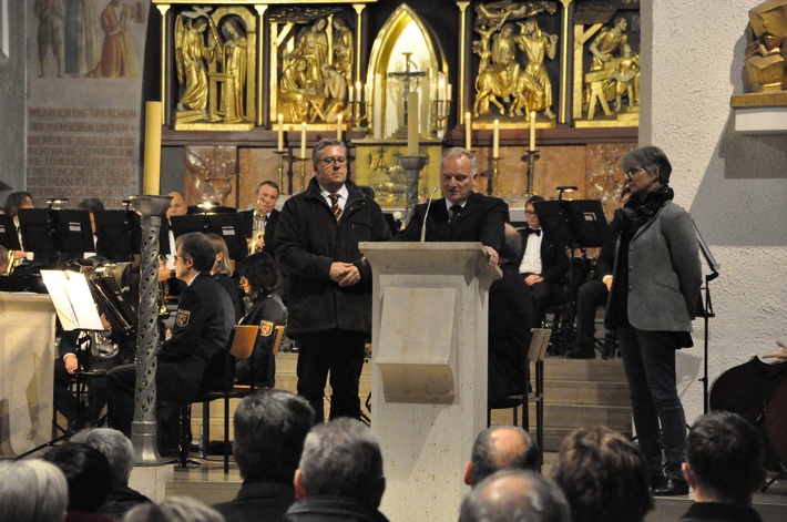 POL-PPWP: Dirigent und Orchester verzaubern Besucher des Adventskonzerts