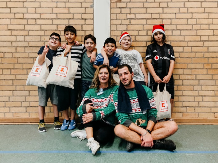 Weihnachtshelfer von Kaufland bringen Kinderaugen zum Leuchten / Vorzeitige Bescherung bei "Fußball trifft Kultur" in Köln-Vingst