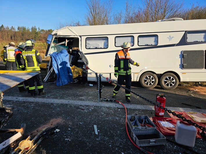 FW Königswinter: 5 Verletzte bei schwerem Verkehrsunfall am Stauende auf A3 - Eine Person durch die Feuerwehr befreit