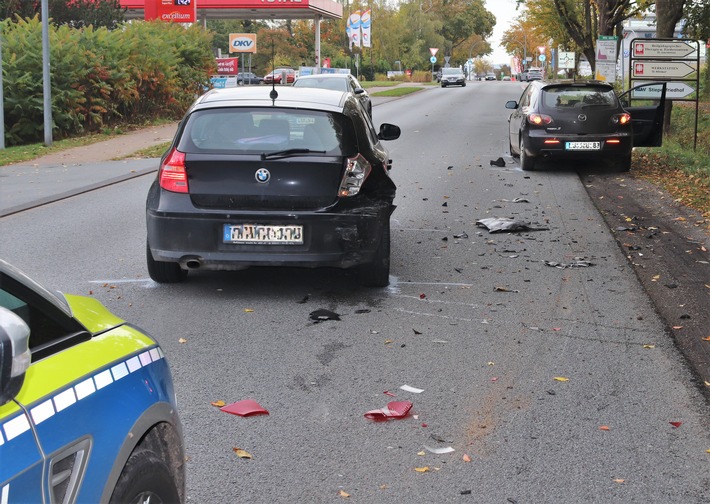 POL-HX: Auf stehendes Auto aufgefahren: 11.000 Euro Schaden