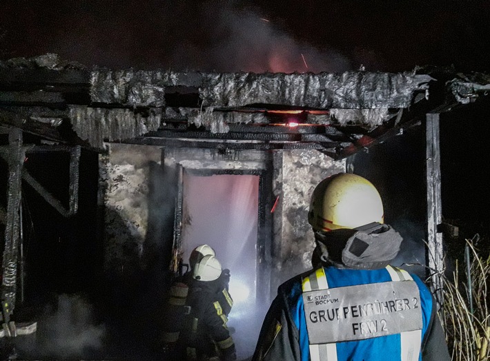 FW-BO: Brennende Gartenlaube in Bochum Weitmar