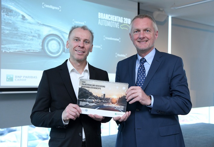Studienleiter Professor Dr. Stefan Bratzel, Direktor des Center of Automotive Management (CAM) und David Furtwängler, Hauptbevollmächtigter und CEO von BNP Paribas Cardif Deutschland bei der Präsentation der Studie in der Motorworld Stuttgart (von links) / Branchentag Automotive 2018 von BNP Paribas Cardif / Böblingen / Baden-Wuerttemberg / Deutschland / 21.03.2018 / Foto: Sascha Baumann / all4foto.de / Weiterer Text über ots und www.presseportal.de/nr/125536 / Die Verwendung dieses Bildes ist für redaktionelle Zwecke honorarfrei. Veröffentlichung bitte unter Quellenangabe: "obs/BNP Paribas Cardif Deutschland/Sascha Baumann / all4foto.de"