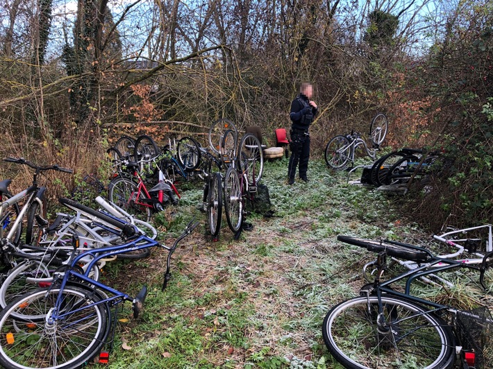 POL-REK: 201211-3: Zeugin fand gestohlene Fahrräder - Erftstadt