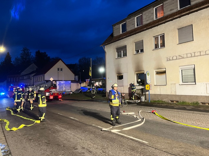 FW LK Neunkirchen: Erfolgreiche Brandbekämpfung in einem Mehrfamilienhaus in Spiesen