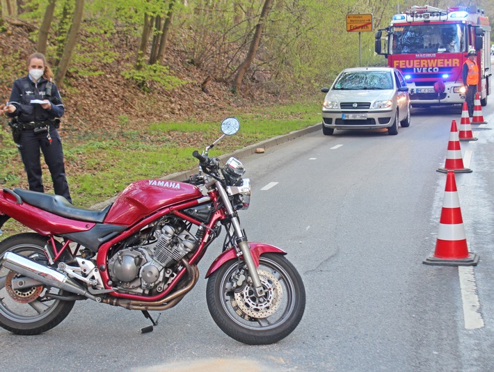 POL-ME: Vom Handy abgelenkt: Autofahrer bringt Motorradfahrer zu Fall - Erkrath - 2104050