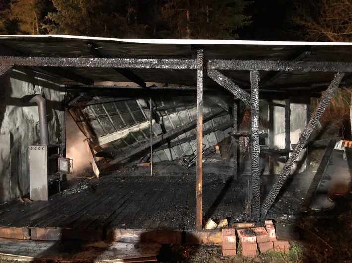 POL-PDKH: Brand einer Gartenhütte - Verdacht der Brandstiftung