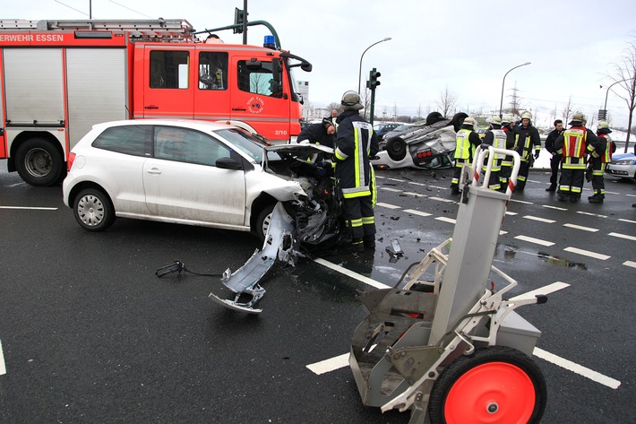 FW-E: Verkehrsunfall mit zwei beteiligten PKW, eine Person verletzt