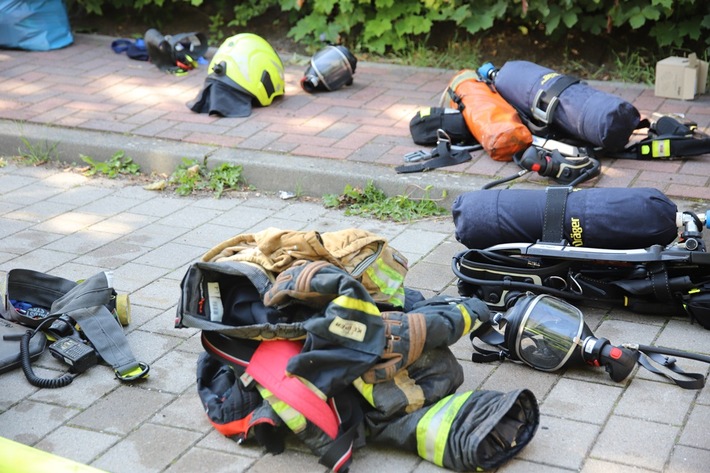 FW-SE: Wohnung durch Feuer komplett zerstört