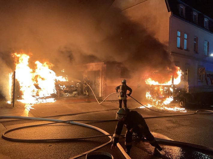 FW-DO: Mehrere brennende Fahrzeuge an der Sölder Straße