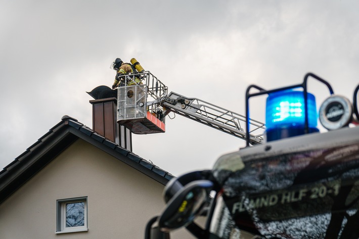 FW Menden: Kaminbrand am Lupinenweg