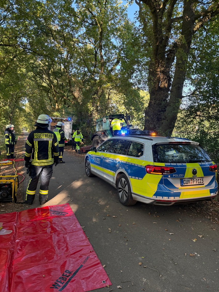 FFW Schiffdorf: Trecker fährt gegen Baum - Fahrer bleibt unverletzt