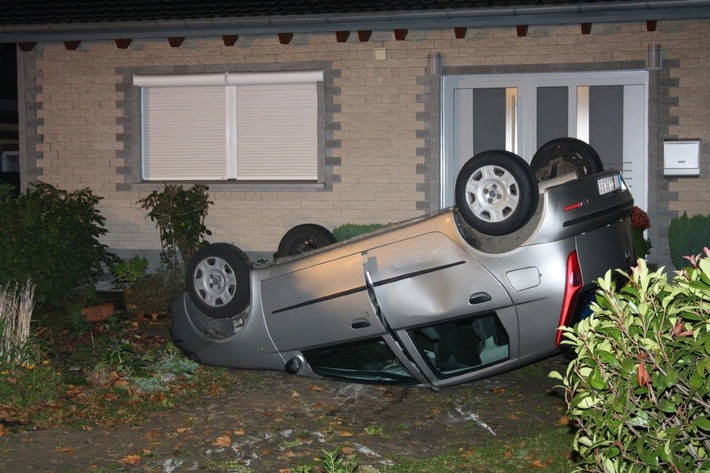POL-UN: Unna - Verkehrsunfall: Pkw landet in einem Vorgarten auf dem Dach - Fahrer und Beifahrer flüchten alkoholisiert