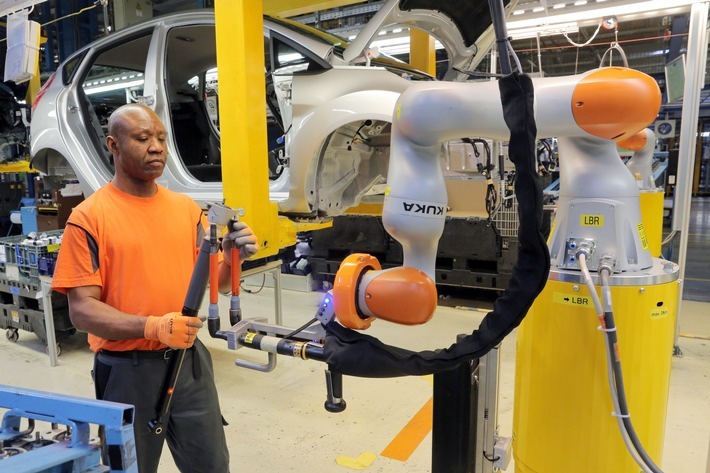 Veränderung der Arbeitswelt durch zunehmenden Einsatz von Robotern in der Industrie / Weiterer Text über ots und www.presseportal.de/nr/6955 / Die Verwendung dieses Bildes ist für redaktionelle Zwecke honorarfrei. Veröffentlichung bitte unter Quellenangabe: "obs/Ford-Werke GmbH/Friedrich Stark"