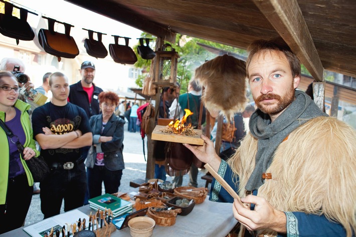 Drei Tage Mittelalter live im Schlosshof zu Lenzburg / Handwerk, Greifvögel und viel Unterhaltung am grossen Mittelaltermarkt vom 16.-18. September