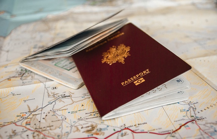 BPOLI LUD: Manipuliertes Reisedokument - oder was ein Kaugummi alles anrichten kann