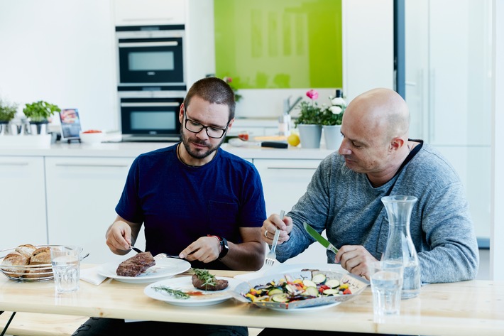 Feuer und Flamme: VOX Doku-Star Detlef Steves und Schauspieler Thomas Drechsel laden zum Angrillen mit Freu(n)den