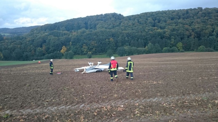 POL-HM: Ultraleichtflugzeug auf Acker notgelandet - Pilot unverletzt