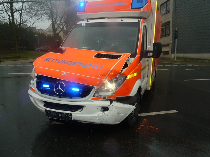 FW-HEILIGENHAUS: Unfall mit Rettungswagen (Meldung 10/2015)
