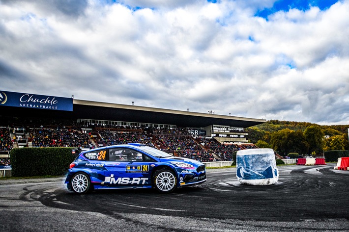 M-Sport gewinnt mit Ford Fiesta Rally2 die RC2-Klasse der neuen Rallye Zentraleuropa, Ott Tänak auf dem Podium