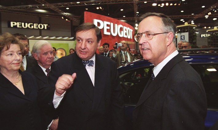 Eichel lässt sich saubere Lösung zeigen / Besuch des Bundesfinanzministers bei Peugeot auf der AMI in Leipzig